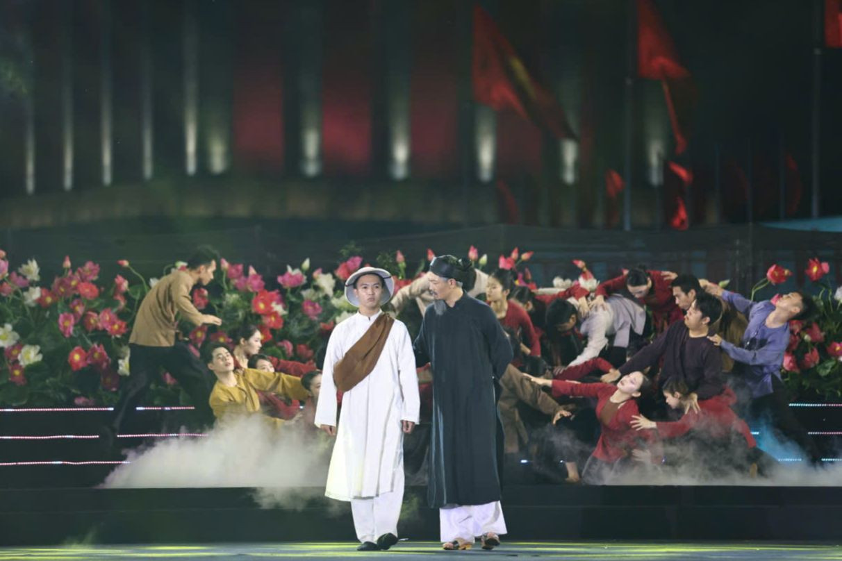 Các giọng ca NSƯT Hoàng Tùng, Viết Danh, Hòa Minzy, Anh Tú, Thanh Phong, Hoàng Hồng Ngọc, An Thu An... cùng các nghệ sĩ của Nhà hát Ca múa nhạc Việt Nam, Nhà hát Kịch Việt Nam đã mang đến những tiết mục biểu diễn giàu cảm xúc, chạm đến trái tim người xem. Ảnh: Thanh Tùng.