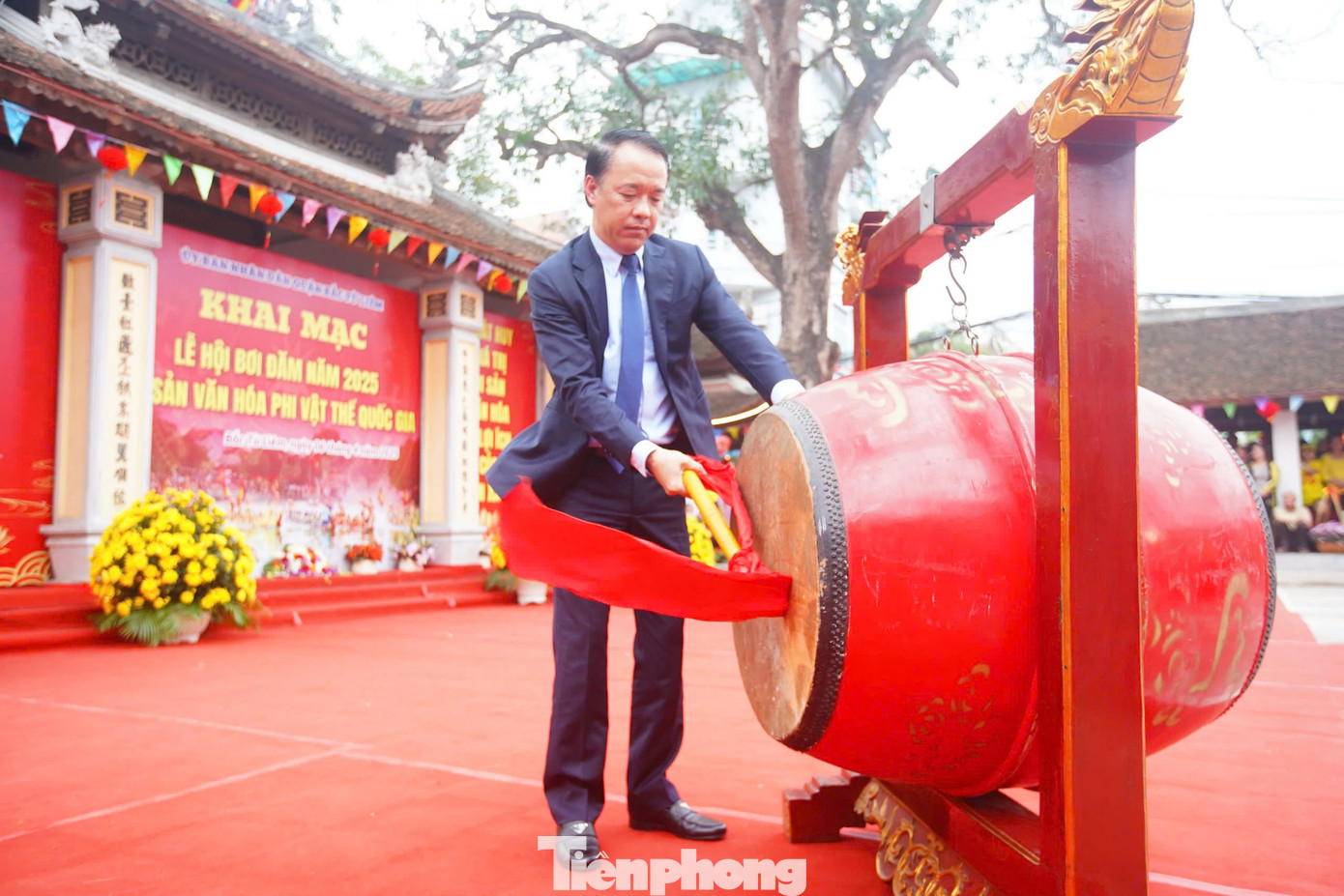 Lãnh đạo quận Bắc Từ Liêm gióng trống, gõ chiêng khai hội. Lễ hội bơi Đăm không chỉ là một hoạt động thể thao mà còn mang giá trị tâm linh sâu sắc. Mỗi kỳ lễ hội là một lần người dân làng Đăm sống lại ký ức về truyền thống tốt đẹp, giữ gìn bản sắc văn hóa riêng của quê hương, qua đó đóng góp giá trị vào việc phát triển nền công nghiệp văn hóa của Hà Nội.