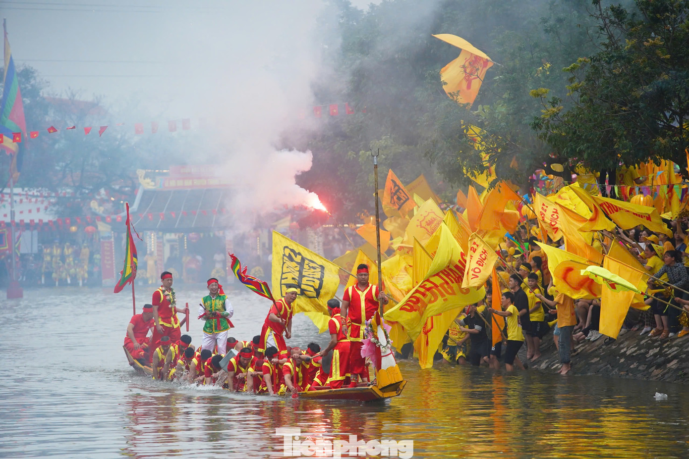 Điểm nhấn của lễ hội năm nay là nghi thức rước Thánh bằng đường bộ và rước Thánh bằng đường thủy, cùng với đó là cuộc thi bơi thuyền với sự tham gia của các trai tráng khỏe mạnh từ các tổ dân phố trên địa bàn phường.