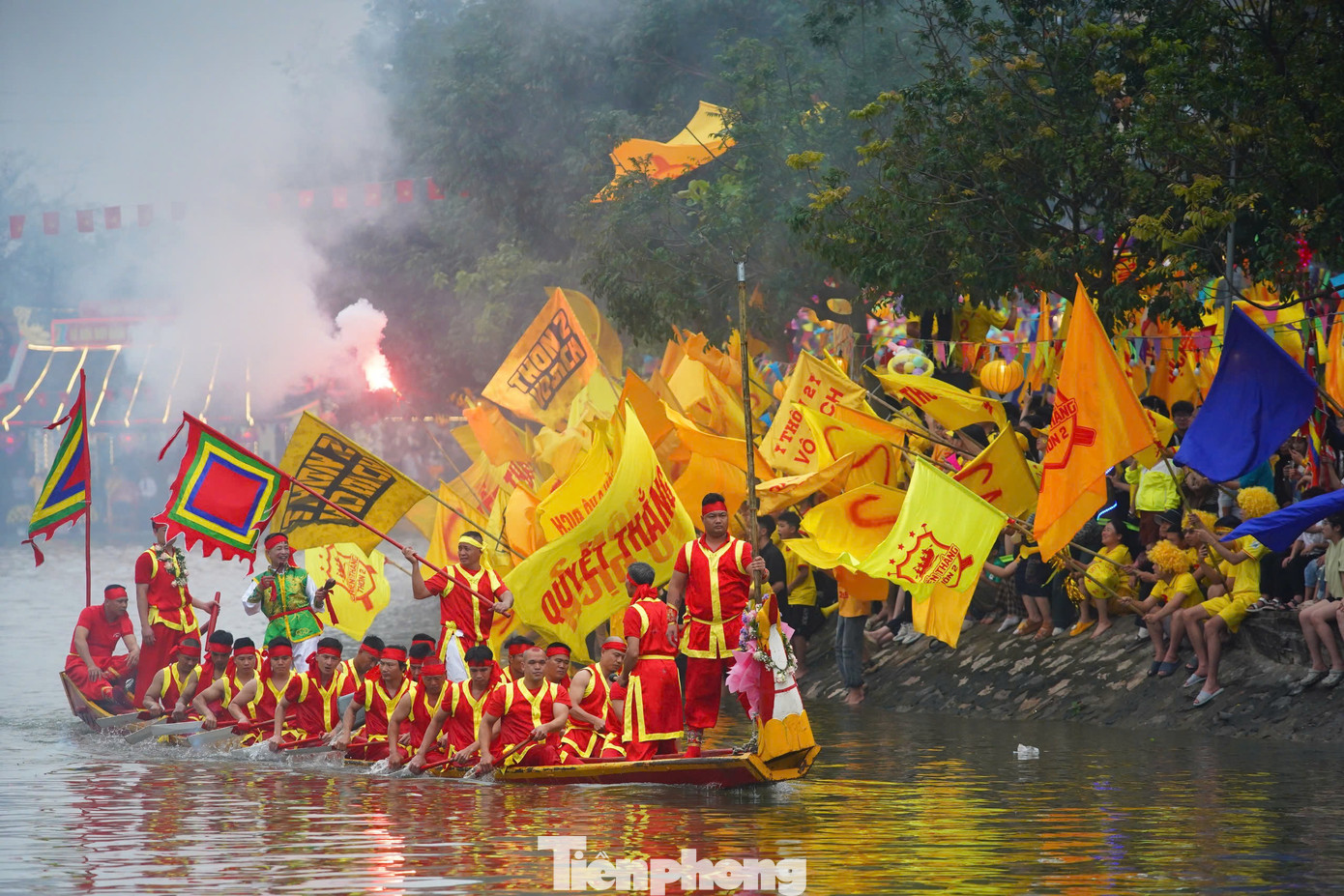 Điểm nhấn của lễ hội năm nay là nghi thức rước Thánh bằng đường bộ và rước Thánh bằng đường thủy, cùng với đó là cuộc thi bơi thuyền với sự tham gia của các trai tráng khỏe mạnh từ các tổ dân phố trên địa bàn phường.