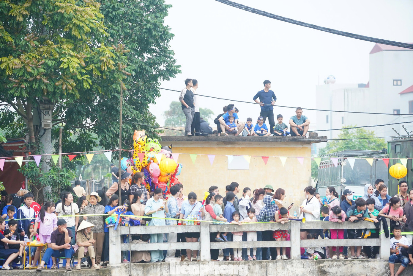 Thậm chí nhiều người dân có tầm nhìn tốt hơn, quan sát rõ hơn các thuyền bơi dạo trên sông Pheo.