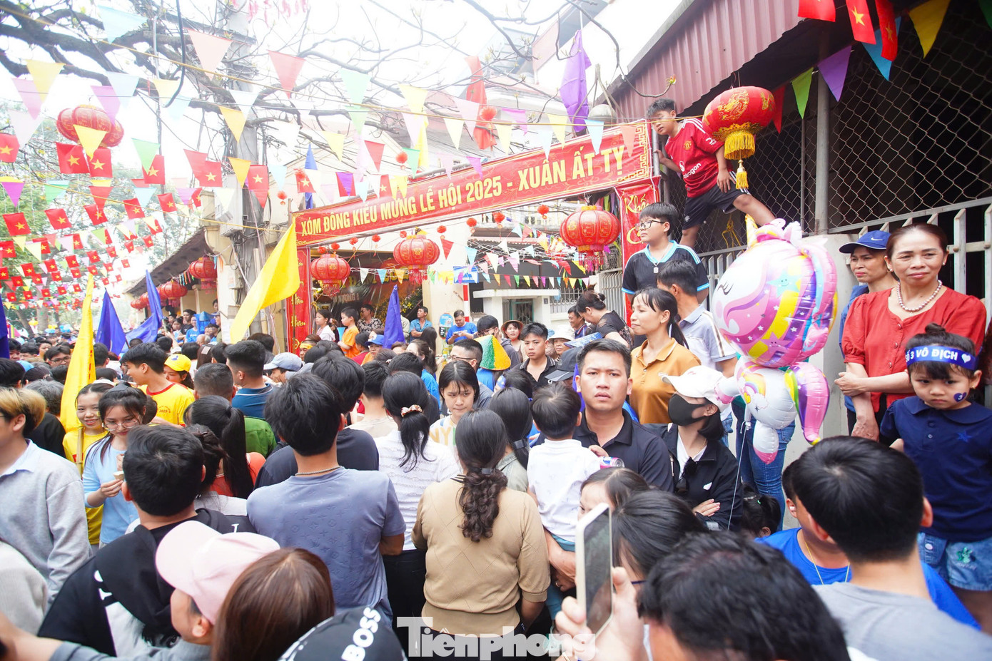 Lượng du khách, người dân đổ về đây trẩy hội rất đông lên đến hàng nghìn người.