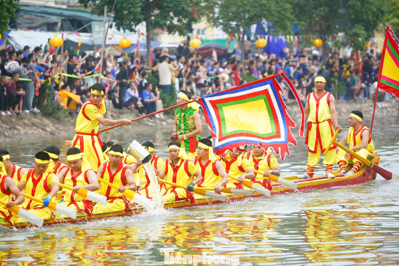 Theo đó, các đội bơi thuyền sẽ chia thành 4 lượt chèo. Lượt một chỉ có một thuyền, lượt 2 có 2 thuyền, lượt 3 có 3 thuyền và lượt cuối cùng sẽ là 6 thuyền cùng xuất phát. Các đội thuyền dàn trận trên sông, tượng trưng cho tinh thần thượng võ, ý chí kiên cường và sức mạnh đoàn kết của người dân làng Đăm. Những cuộc tranh tài trên mặt nước không chỉ mang lại không khí sôi động mà còn thể hiện sự gắn bó với sông nước, với truyền thống cha ông bao đời nay.