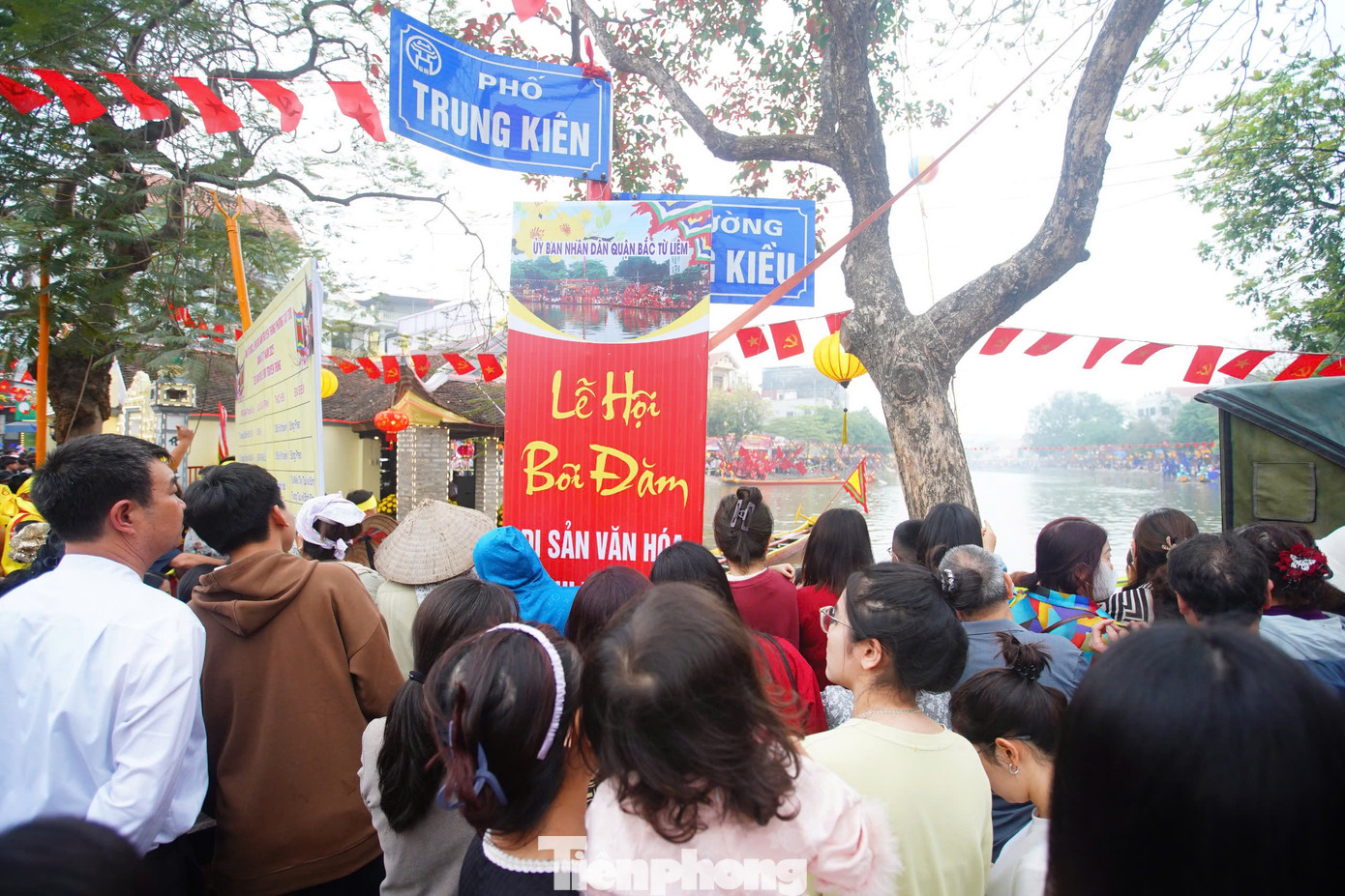 Lượng du khách, người dân đổ về đây trẩy hội rất đông lên đến hàng nghìn người.