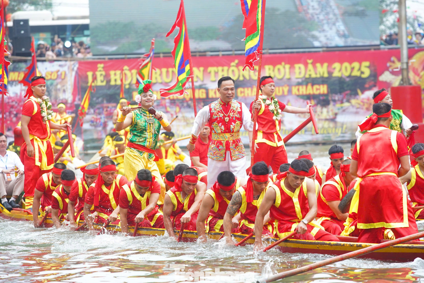 Cuộc thi bơi thuyền ở làng Đăm mang tính chất bơi thờ, bơi dạo, bơi biểu diễn do đó các đội thuyền tham gia không ganh đua vội vã mà cố gắng bơi thật đẹp, thật nhẹ nhàng, ngoạn mục để lôi cuốn và thu hút người xem. Lễ hội bơi Đăm truyền thống được công nhận là di sản văn hóa phi vật thể quốc gia vào năm 2018.