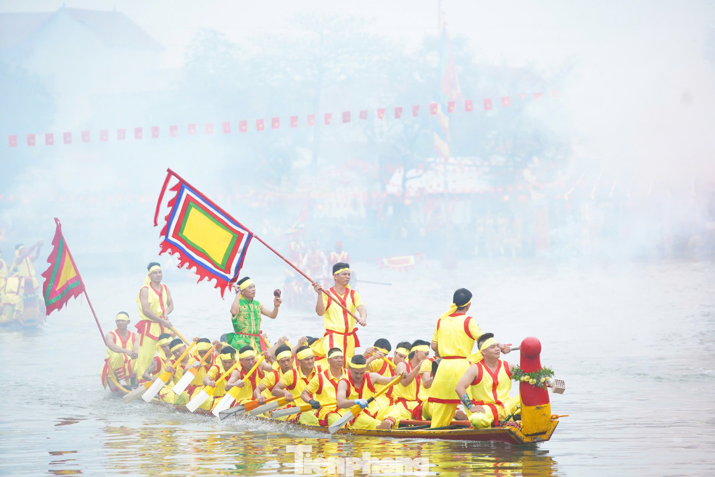 Điểm nhấn của lễ hội năm nay là nghi thức rước Thánh bằng đường bộ và rước Thánh bằng đường thủy, cùng với đó là cuộc thi bơi thuyền với sự tham gia của các trai tráng khỏe mạnh từ các tổ dân phố trên địa bàn phường.