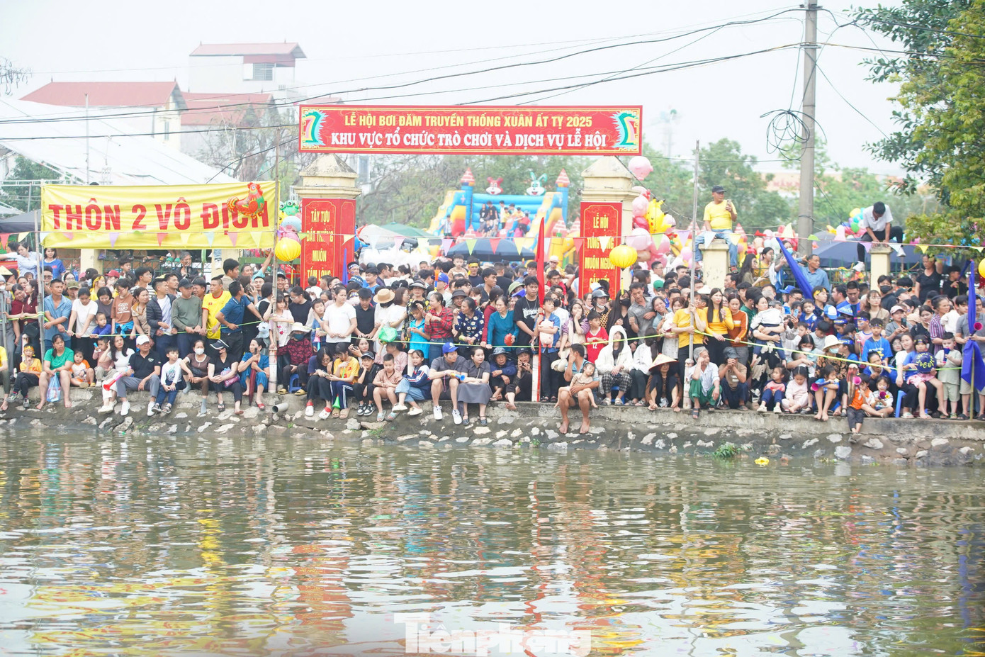 Hàng dài người xếp hàng cổ vũ xung quanh sông Pheo.