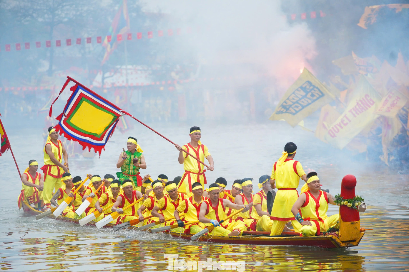 Điểm nhấn của lễ hội năm nay là nghi thức rước Thánh bằng đường bộ và rước Thánh bằng đường thủy, cùng với đó là cuộc thi bơi thuyền với sự tham gia của các trai tráng khỏe mạnh từ các tổ dân phố trên địa bàn phường.