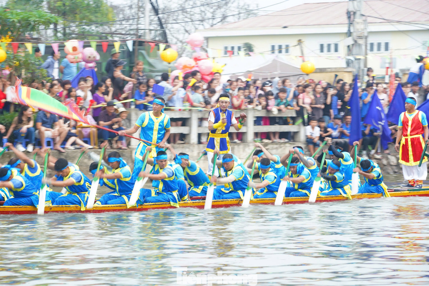 Theo đó, các đội bơi thuyền sẽ chia thành 4 lượt chèo. Lượt một chỉ có một thuyền, lượt 2 có 2 thuyền, lượt 3 có 3 thuyền và lượt cuối cùng sẽ là 6 thuyền cùng xuất phát. Các đội thuyền dàn trận trên sông, tượng trưng cho tinh thần thượng võ, ý chí kiên cường và sức mạnh đoàn kết của người dân làng Đăm. Những cuộc tranh tài trên mặt nước không chỉ mang lại không khí sôi động mà còn thể hiện sự gắn bó với sông nước, với truyền thống cha ông bao đời nay.