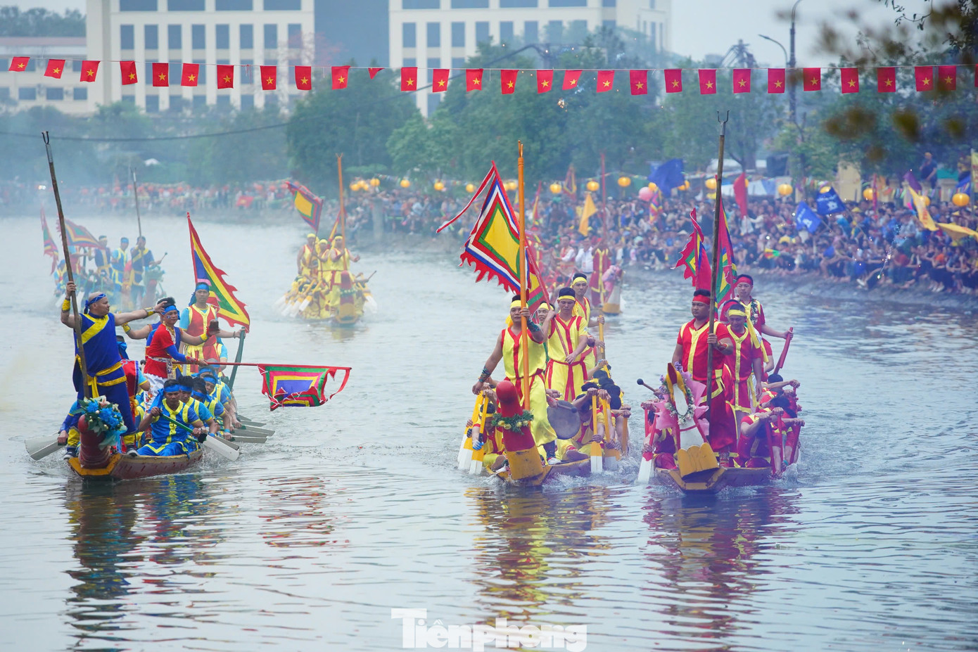 Lễ hội bơi Đăm diễn ra với nhiều hoạt động phong phú và hấp dẫn như bơi biểu diễn chào mừng lễ hội, thi bơi, các trò chơi dân gian, thi đấu vật, hát quan họ. Phần lễ có nghi thức rước Thánh, bơi, tế lễ tại đình, miếu Tây Tựu, đình Trung Tựu…