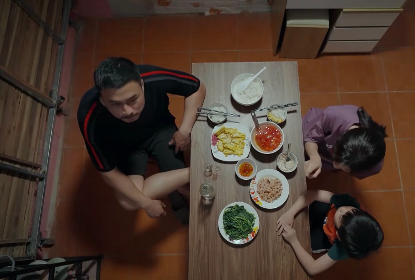 Bắc không vui khi con trai liên tục nhắc về mẹ.