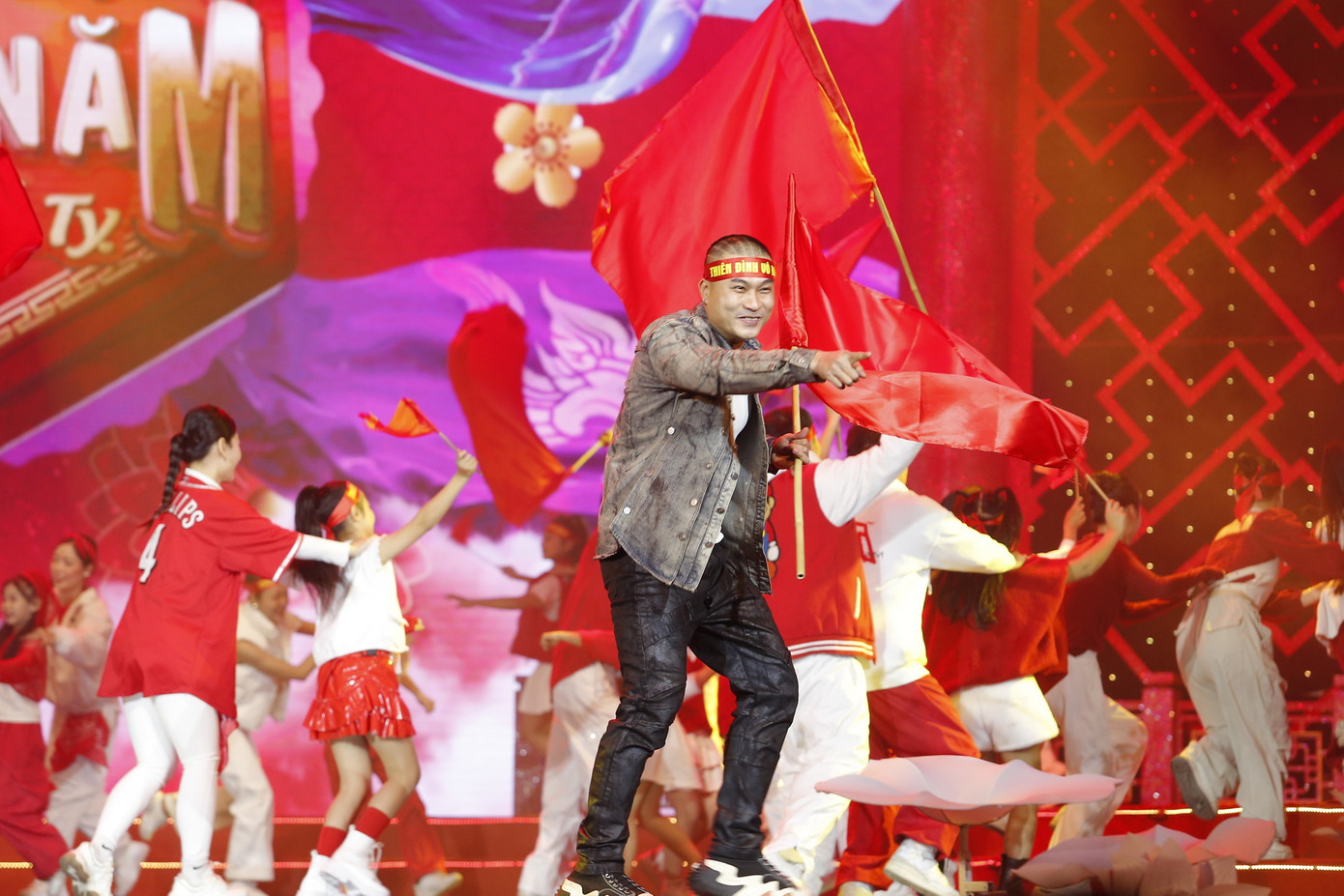 Bên cạnh những nghệ sĩ gạo cội, Táo Quân quy tụ nhiều gương mặt quen thuộc được yêu thích khác như Duy Hưng, Duy Nam, Hà Trung (Trung Ruồi), NSUT Thái Sơn, Thanh Hương, Anh Đức, Mạnh Dũng, Thái Dương…