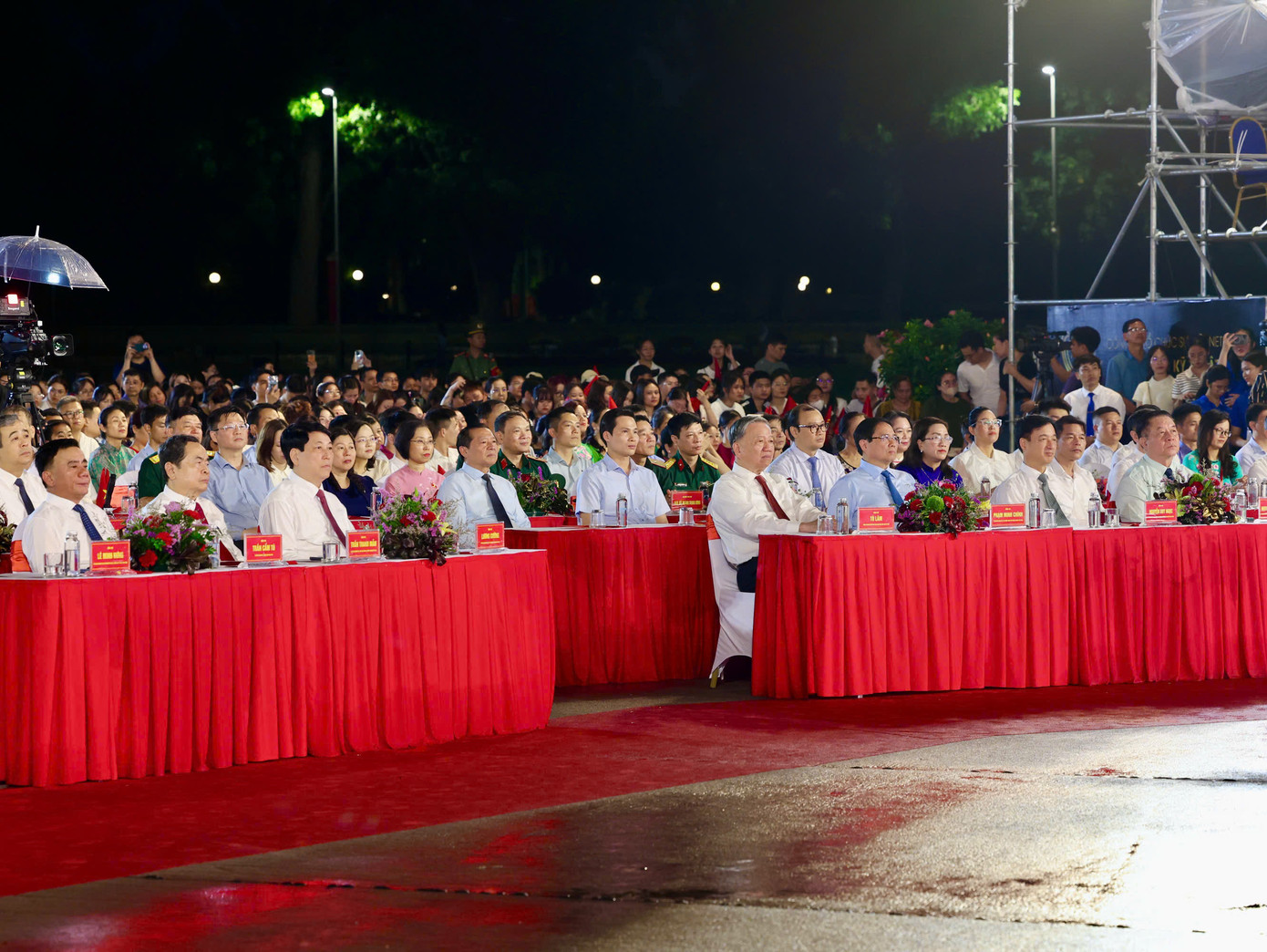 Chương trình nghệ thuật Người là Hồ Chí Minh có sự tham dự của Tổng Bí thư Tô Lâm, Chủ tịch nước Lương Cường, Thủ tướng Phạm Minh Chính, Chủ tịch Quốc hội Trần Thanh Mẫn, Thường trực Ban Bí thư Trần Cẩm Tú, cùng các lãnh đạo Đảng, Nhà nước. Ảnh: Duy Khánh.