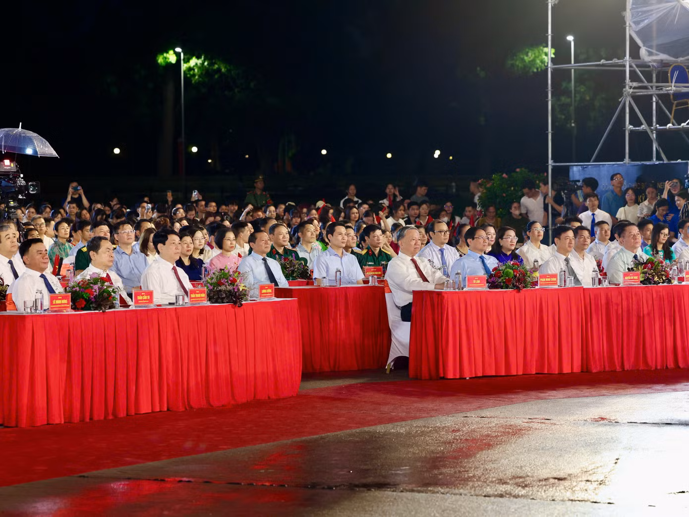 Chương trình nghệ thuật Người là Hồ Chí Minh có sự tham dự của Tổng Bí thư Tô Lâm, Chủ tịch nước Lương Cường, Thủ tướng Phạm Minh Chính, Chủ tịch Quốc hội Trần Thanh Mẫn, Thường trực Ban Bí thư Trần Cẩm Tú, cùng các lãnh đạo Đảng, Nhà nước. Ảnh: Duy Khánh.