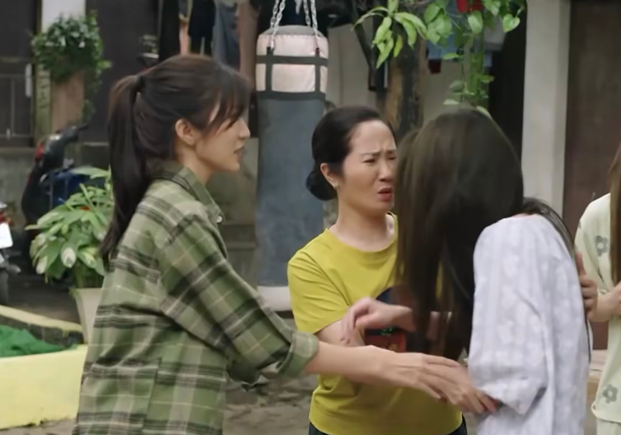 Mọi người trong xóm trọ vây quanh hỏi thăm, an ủi Lan Anh khi cô bị chồng đánh.