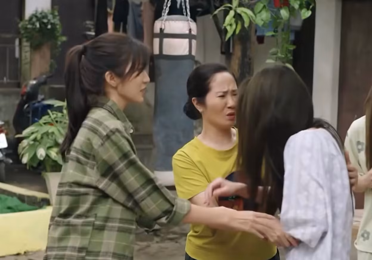 Mọi người trong xóm trọ vây quanh hỏi thăm, an ủi Lan Anh khi cô bị chồng đánh.