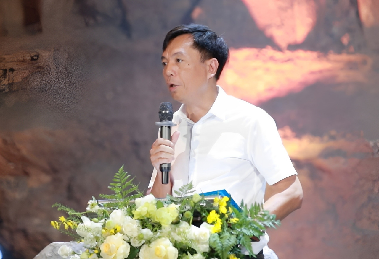 Vở diễn thực cảnh Đi tìm dấu ngọclần đầu được giới thiệu đến công chúng vào tối 4/6 trong lòng hang Ngọc Rồng. Buổi diễn thu hút hàng trăm người tham dự. Chia sẻ với Tiền Phong về dự án tại hang Ngọc Rồng, ông Nguyễn Lâm Nguyên - Phó Giám đốc Sở Văn hóa, Thể thao và Du lịch (Sở VHTTDL) Quảng Ninh - khẳng định dự án là một trong những ý tưởng mới, táo bạo, được chuẩn bị kỹ lưỡng.