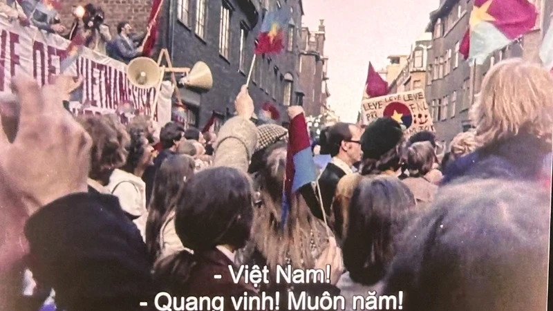 Victory Vietnam ghi lại không khí sôi động tại Stockholm trong ngày Sài Gòn được giải phóng, người dân Thụy Điển đổ ra đường ăn mừng chiến thắng của Việt Nam. Victory Vietnam ghi lại không khí sôi động tại Stockholm trong ngày Sài Gòn được giải phóng, người dân Thụy Điển đổ ra đường ăn mừng chiến thắng của Việt Nam.