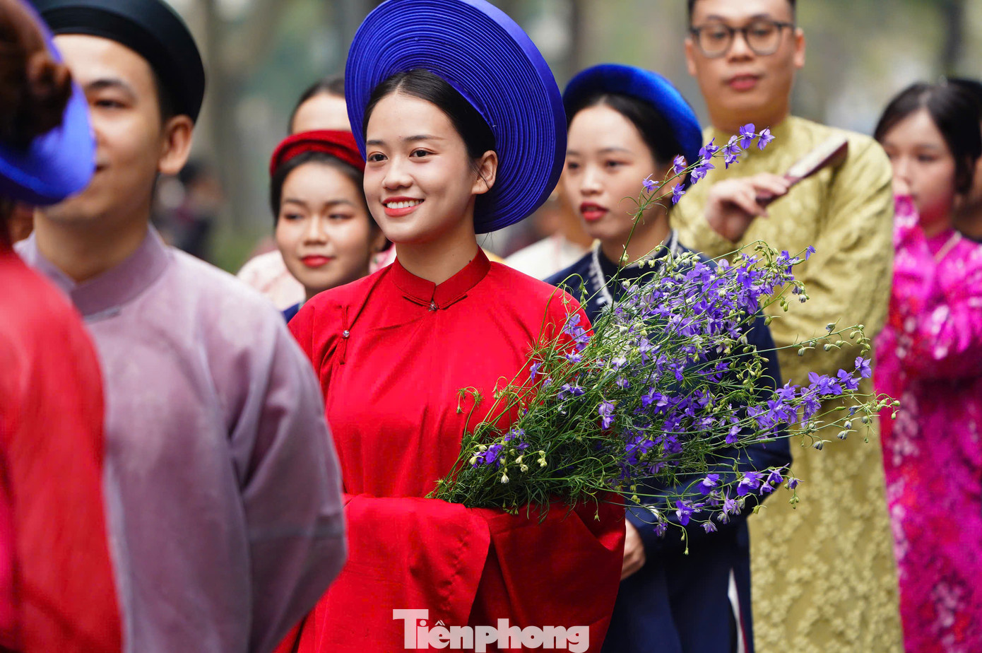 Ông Nguyễn Đức Bình - Chủ nhiệm CLB Đình làng Việt - cho biết những trang phục để trình diễn, diễu hành năm nay không được "lòe loẹt". "Năm nay, chúng tôi chọn những áo dài truyền thống, hầu như không có áo thêu rồng, phượng. Đặc biệt trang phục của các bạn không được sử dụng cờ Tổ quốc làm họa tiết", ông Nguyễn Đức Bình nêu.