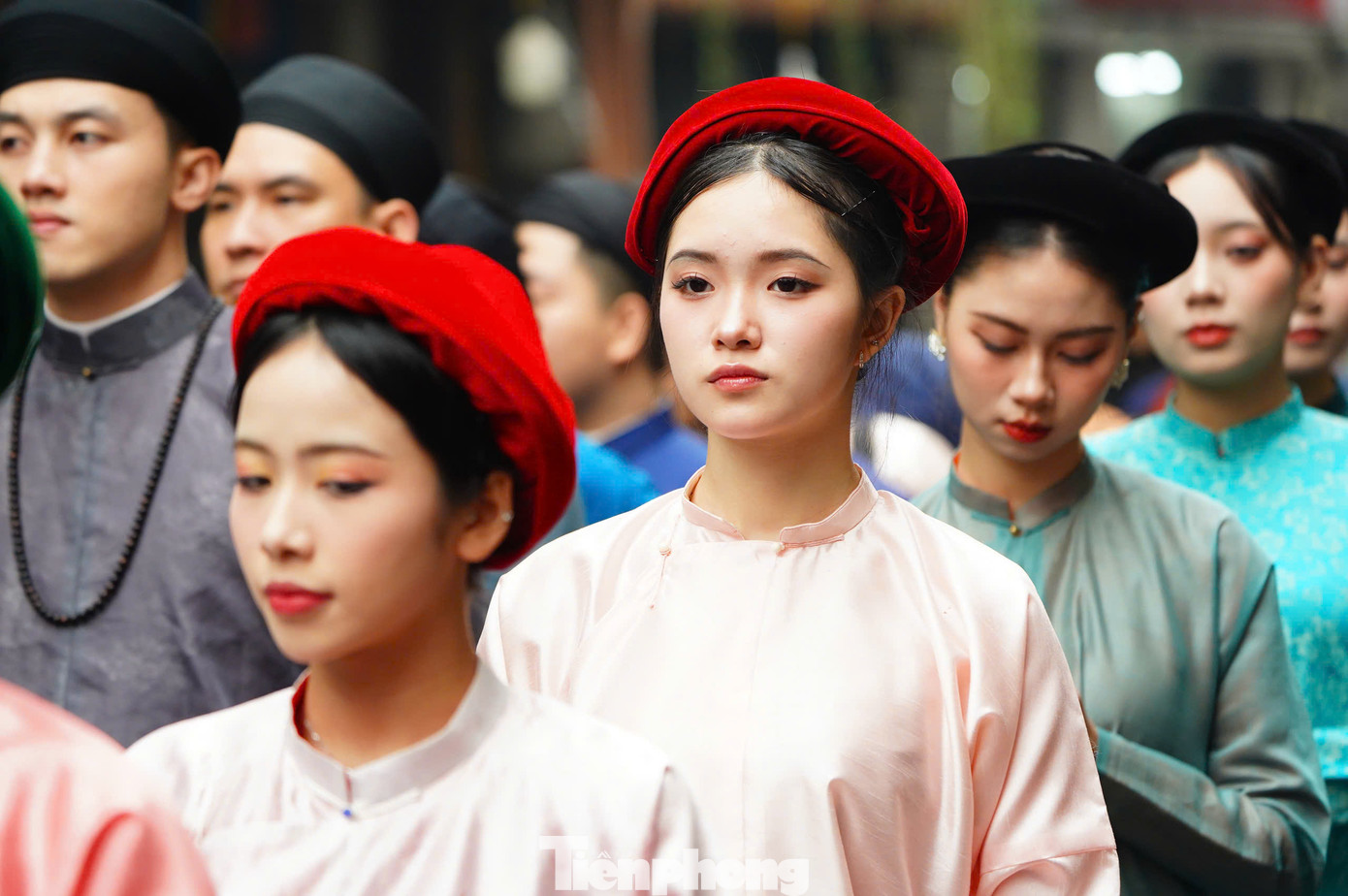 Ông Nguyễn Đức Bình - Chủ nhiệm CLB Đình làng Việt - cho biết những trang phục để trình diễn, diễu hành năm nay không được "lòe loẹt". "Năm nay, chúng tôi chọn những áo dài truyền thống, hầu như không có áo thêu rồng, phượng. Đặc biệt trang phục của các bạn không được sử dụng cờ Tổ quốc làm họa tiết", ông Nguyễn Đức Bình nêu.