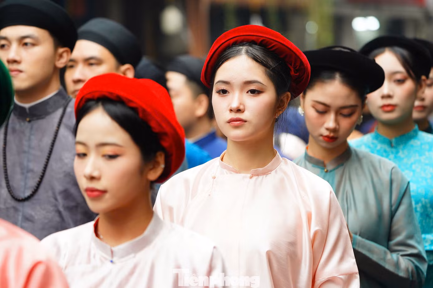 Ông Nguyễn Đức Bình - Chủ nhiệm CLB Đình làng Việt - cho biết những trang phục để trình diễn, diễu hành năm nay không được "lòe loẹt". "Năm nay, chúng tôi chọn những áo dài truyền thống, hầu như không có áo thêu rồng, phượng. Đặc biệt trang phục của các bạn không được sử dụng cờ Tổ quốc làm họa tiết", ông Nguyễn Đức Bình nêu.