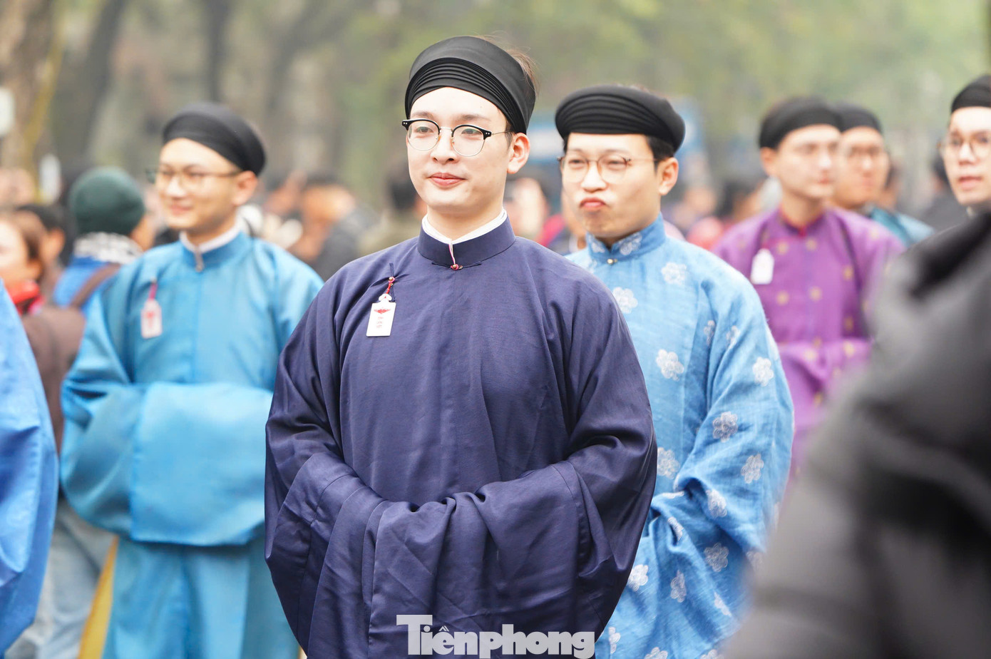 Tham gia trong đoàn diễu hành còn có nhiều nam thanh niên. Họ đều là những người có tình yêu văn hoá, Việt phục.