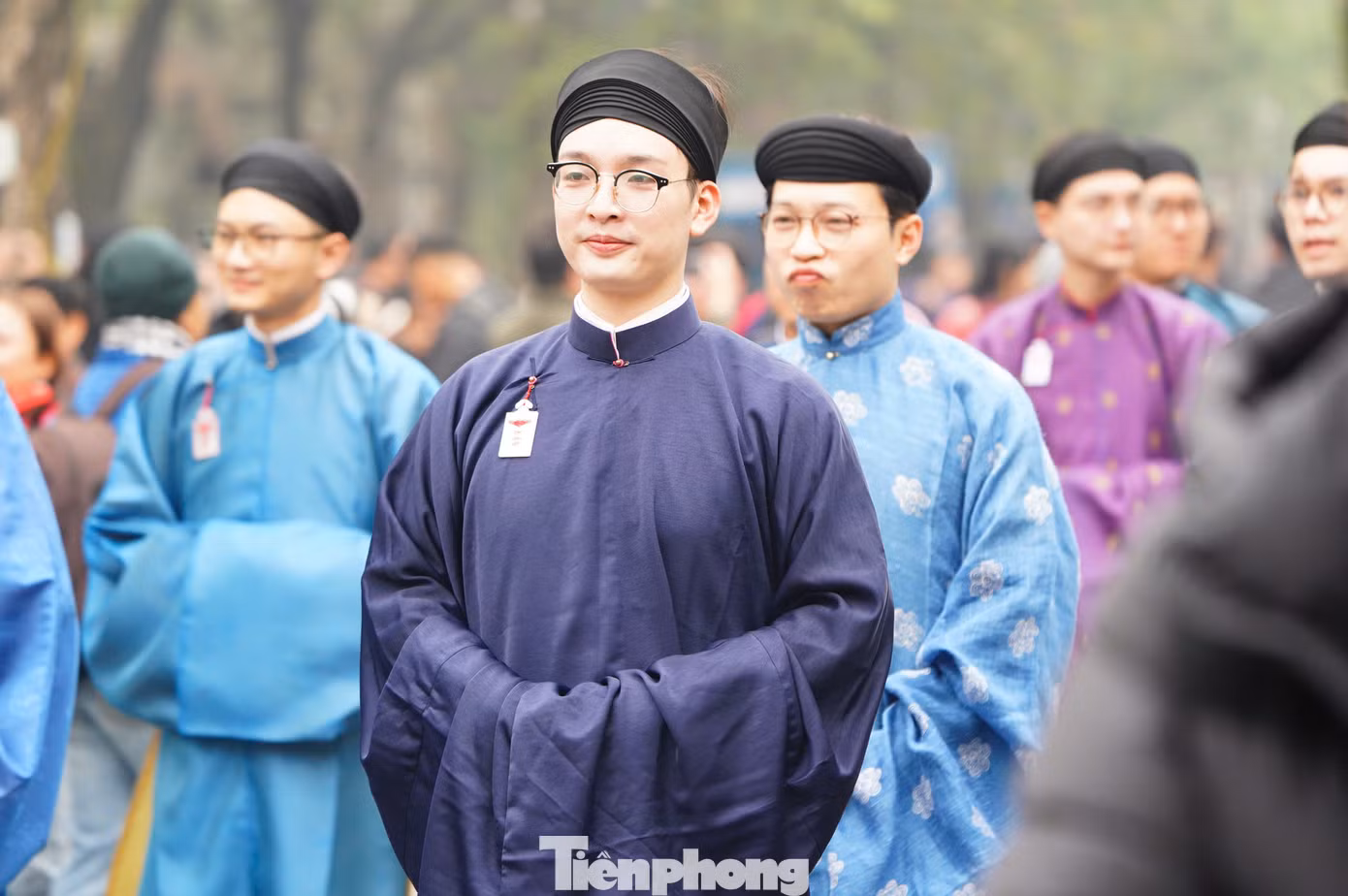 Tham gia trong đoàn diễu hành còn có nhiều nam thanh niên. Họ đều là những người có tình yêu văn hoá, Việt phục.