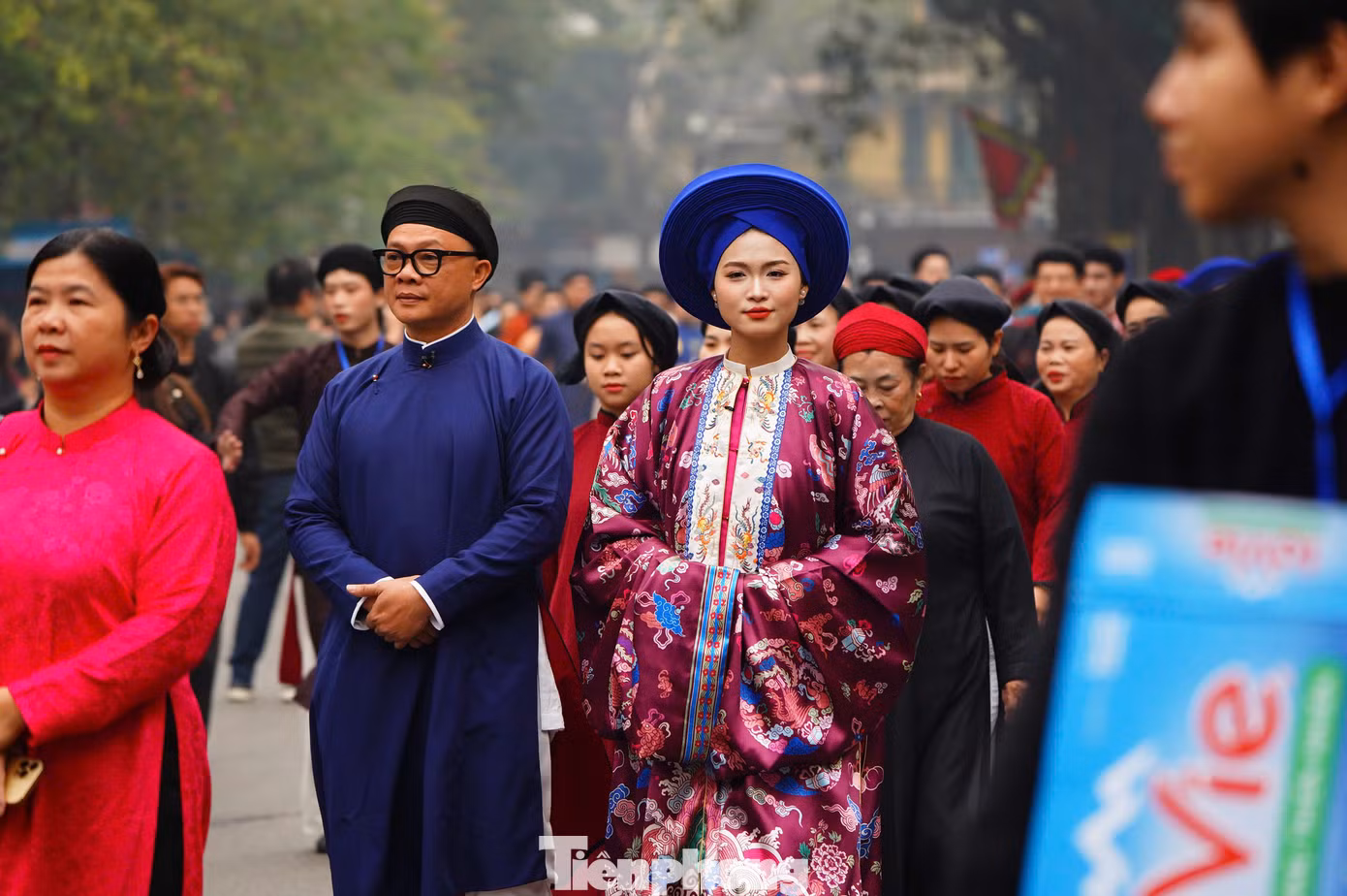 Ông Nguyễn Đức Bình - Chủ nhiệm CLB Đình làng Việt - cho biết những trang phục để trình diễn, diễu hành năm nay không được "lòe loẹt". "Năm nay, chúng tôi chọn những áo dài truyền thống, hầu như không có áo thêu rồng, phượng. Đặc biệt trang phục của các bạn không được sử dụng cờ Tổ quốc làm họa tiết", ông Nguyễn Đức Bình nêu.