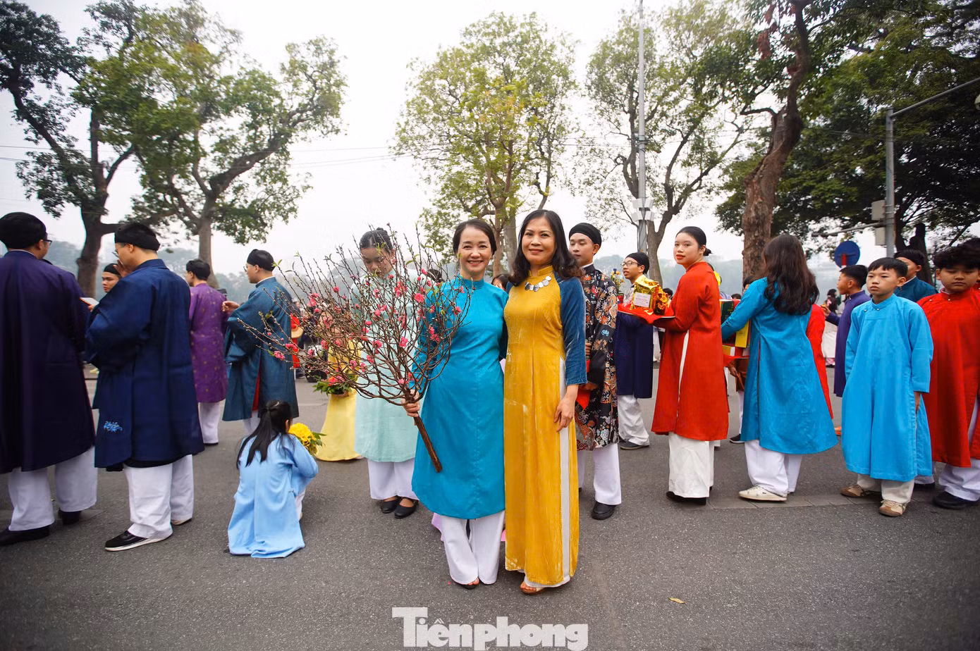 Nhiều du khách tranh thủ chụp hình kỷ niệm với đoàn diễu hành, thậm chí có người đã vẽ lại khung cảnh đặc biệt bên hồ Hoàn Kiếm ngày 19/1.