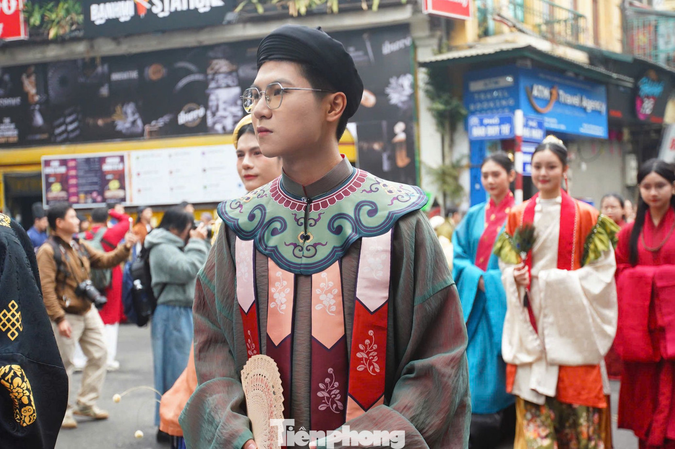 Nhiều người cũng sử dụng Vân Kiên - một loại phục sức đeo ở trên cổ/ vai của các vũ công thời Nguyễn. Ngày nay, Vân Kiên thường được đeo ở bên ngoài của áo Tấc, áo Giao lĩnh/Viên lĩnh hoặc áo Ngũ Thân Tay Chẽn, như một dạng phụ kiện nổi bật và được sử dụng đa dạng trong các dịp lễ trang trọng.