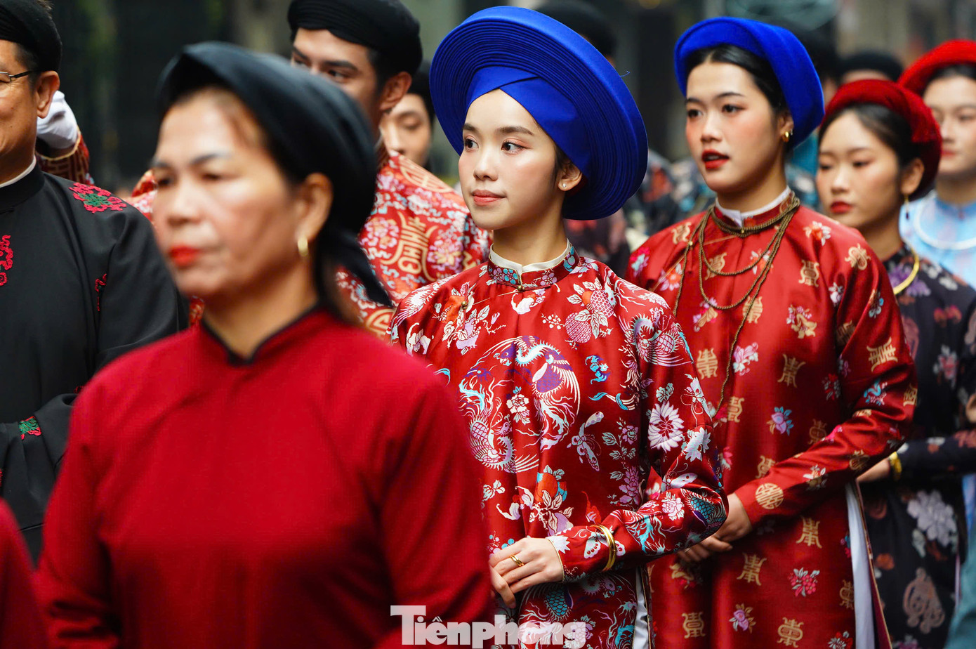 Không chỉ tỉ mỉ lựa chọn trang phục, nhiều người tham dự còn cẩn thận khi chọn những phụ kiện đi kèm như mấn, vòng cổ...