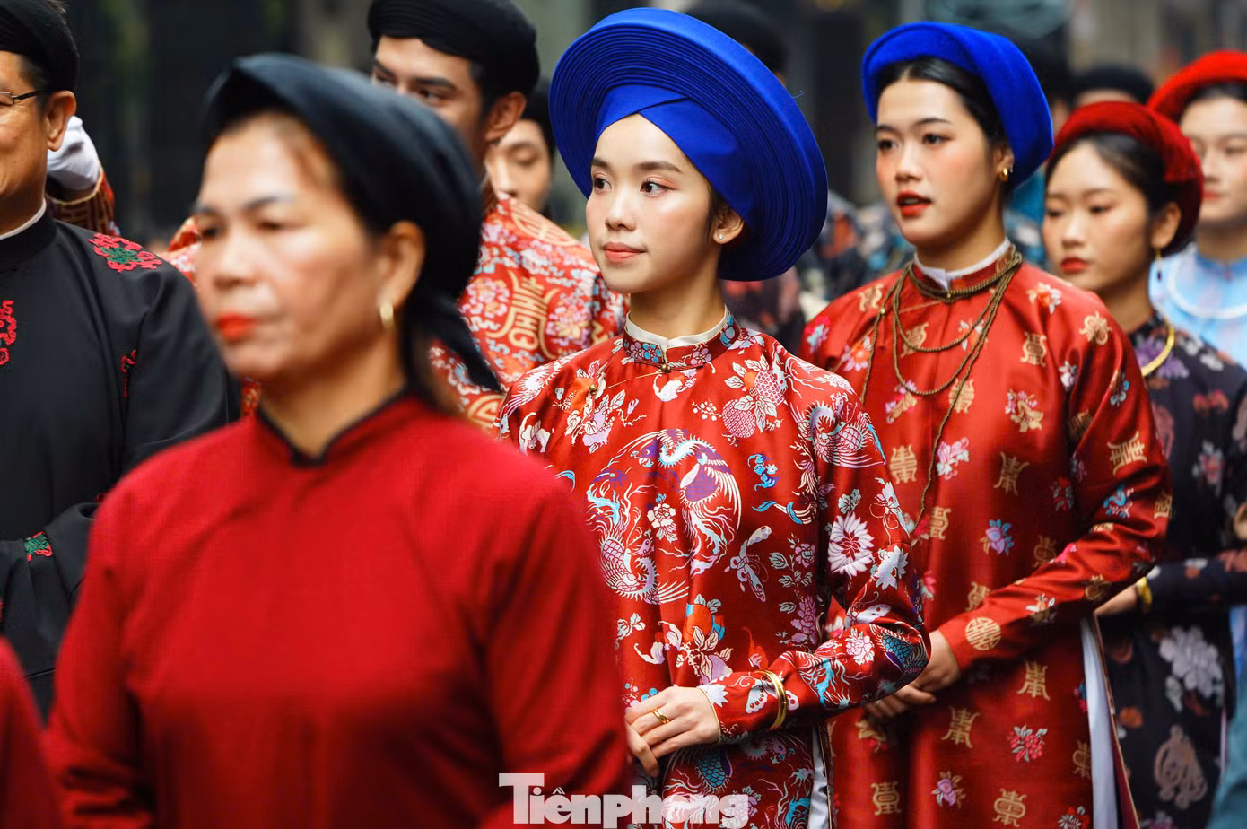 Không chỉ tỉ mỉ lựa chọn trang phục, nhiều người tham dự còn cẩn thận khi chọn những phụ kiện đi kèm như mấn, vòng cổ...