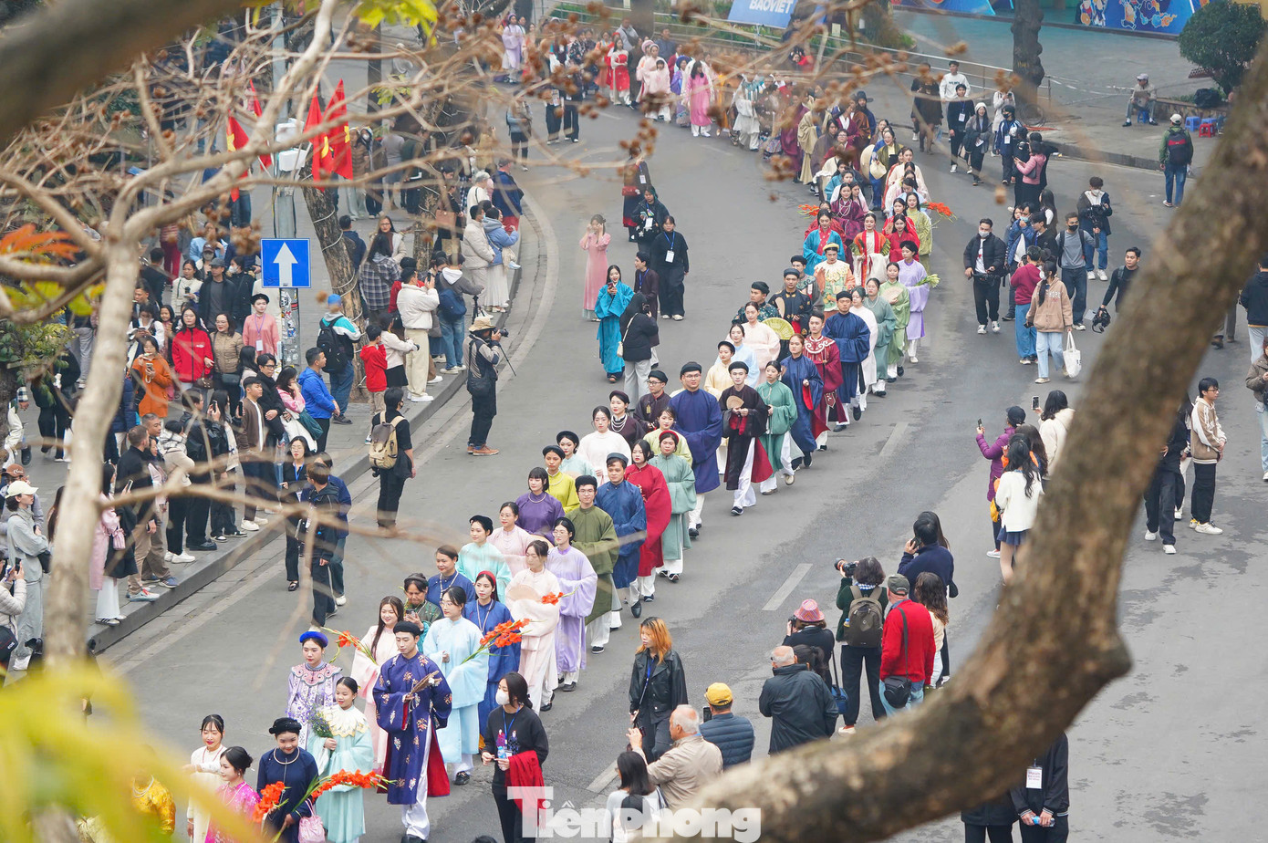 Hàng trăm người trẻ trong trang phục truyền thống nối đuôi nhau, tạo ra cảnh tượng đặc biệt ở bờ hồ Hoàn Kiếm.