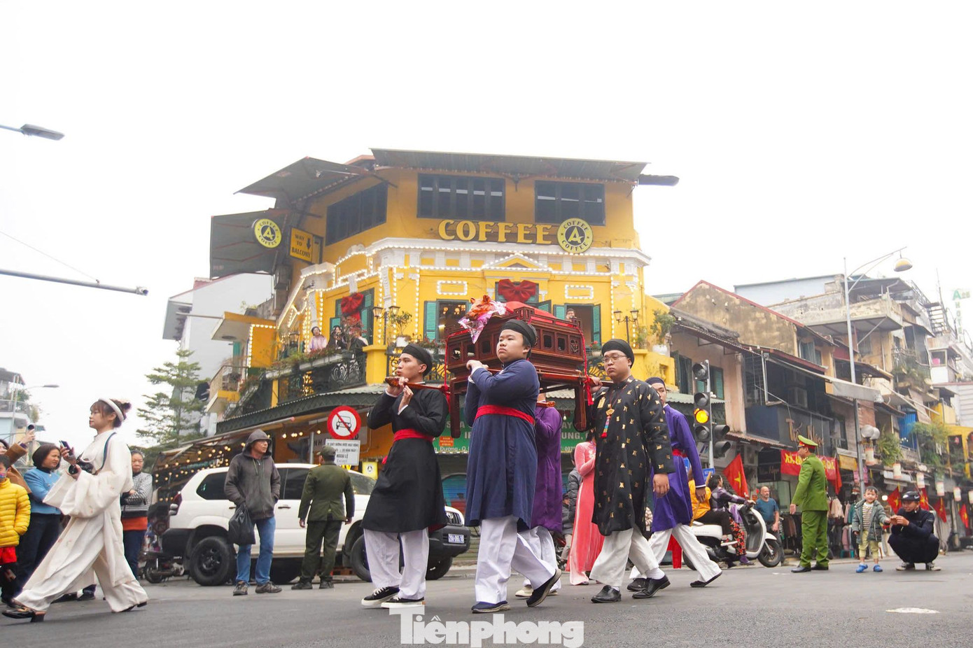 200 bạn trẻ tham gia ngày hội Việt phục Bách hoa bộ hành - sự kiện diễu hành, giới thiệu và quảng bá cổ phục Việt nằm trong chương trình Tết Việt - Tết phố do UBND quận Hoàn Kiếm phối hợp với CLB Đình làng Việt tổ chức ngày 19/1.