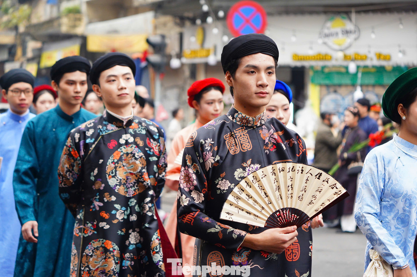 Áo ngũ thân tay chẽn, áo tấc, áo Nhật Bình được nhiều bạn trẻ chọn lựa. Những năm gần đây sự quan tâm của giới trẻ đến cổ phục Việt ngày càng tăng. Chất lượng của cổ phục đẹp từ chất liệu cho đến hoa văn, họa tiết...