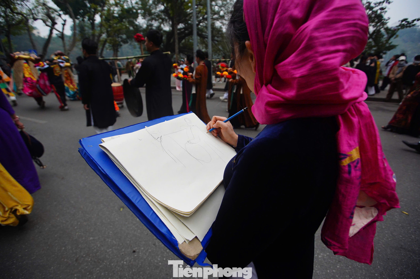 Nhiều du khách tranh thủ chụp hình kỷ niệm với đoàn diễu hành, thậm chí có người đã vẽ lại khung cảnh đặc biệt bên hồ Hoàn Kiếm ngày 19/1.