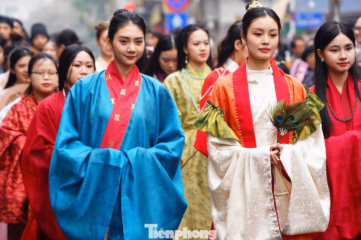 Đoàn diễu hành khởi hành từ Trung tâm giao lưu văn hóa phố cổ (50 Đào Duy Từ, Hoàn Kiếm, Hà Nội) đi qua nhiều điểm trong phố cổ Hà Nội. Với hàng trăm người tham dự, diễu hành, du khách có thể chiêm ngưỡng trang phục Việt qua từng thời đại lịch sử.