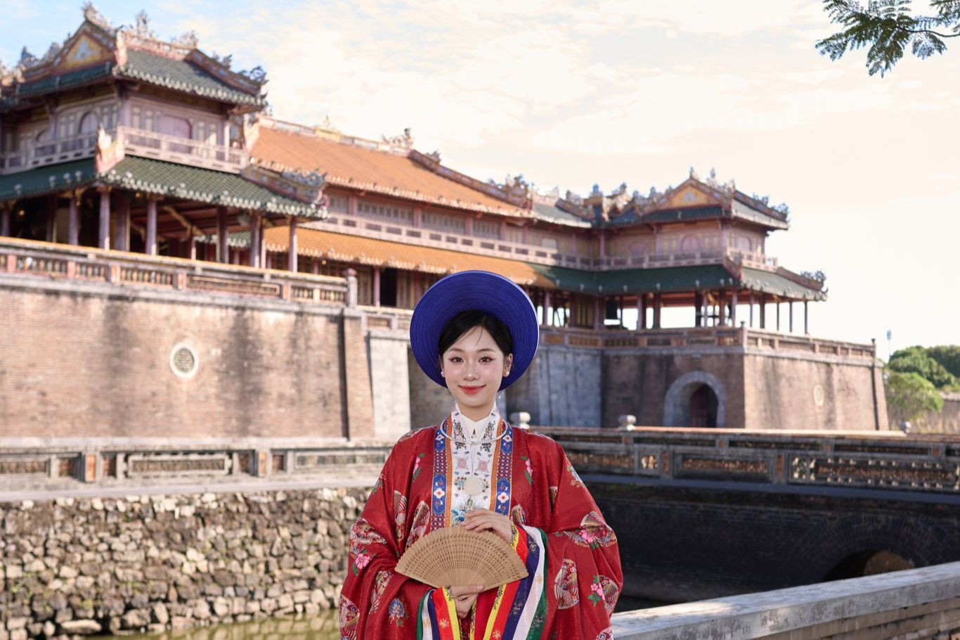 Thí sinh Hoa hậu Việt Nam 2024 Phạm Thùy Dương (SBD 983) mặc cổ phục, check-in tại Kinh thành Huế khi tham dự chung kết cuộc thi tại TP Huế.