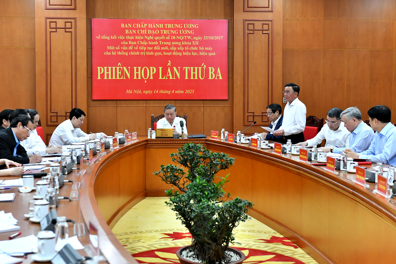 Đồng chí Trần Cẩm Tú, Ủy viên Bộ Chính trị, Thường trực Ban Bí thư phát biểu tại phiên họp.