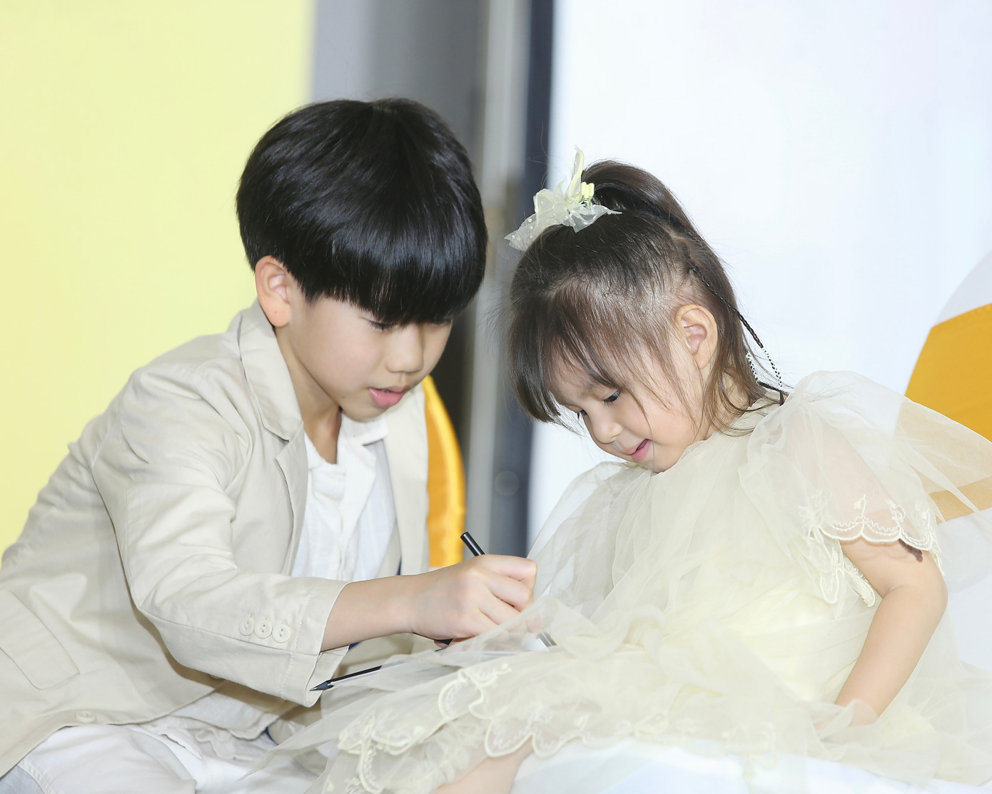 Lần đầu gặp nhau nhưng các bé khá thân thiết, chơi đùa với nhau. Lần đầu gặp nhau nhưng các bé khá thân thiết, chơi đùa với nhau.