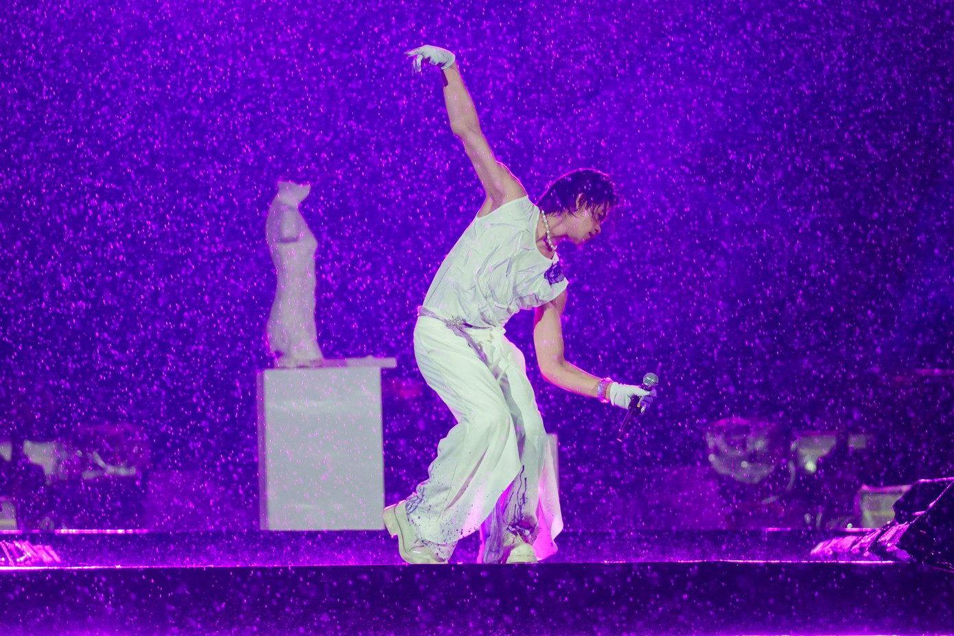 Concert Anh trai vượt ngàn chông gai day 6 diễn ra trong cơn mưa tầm tã.