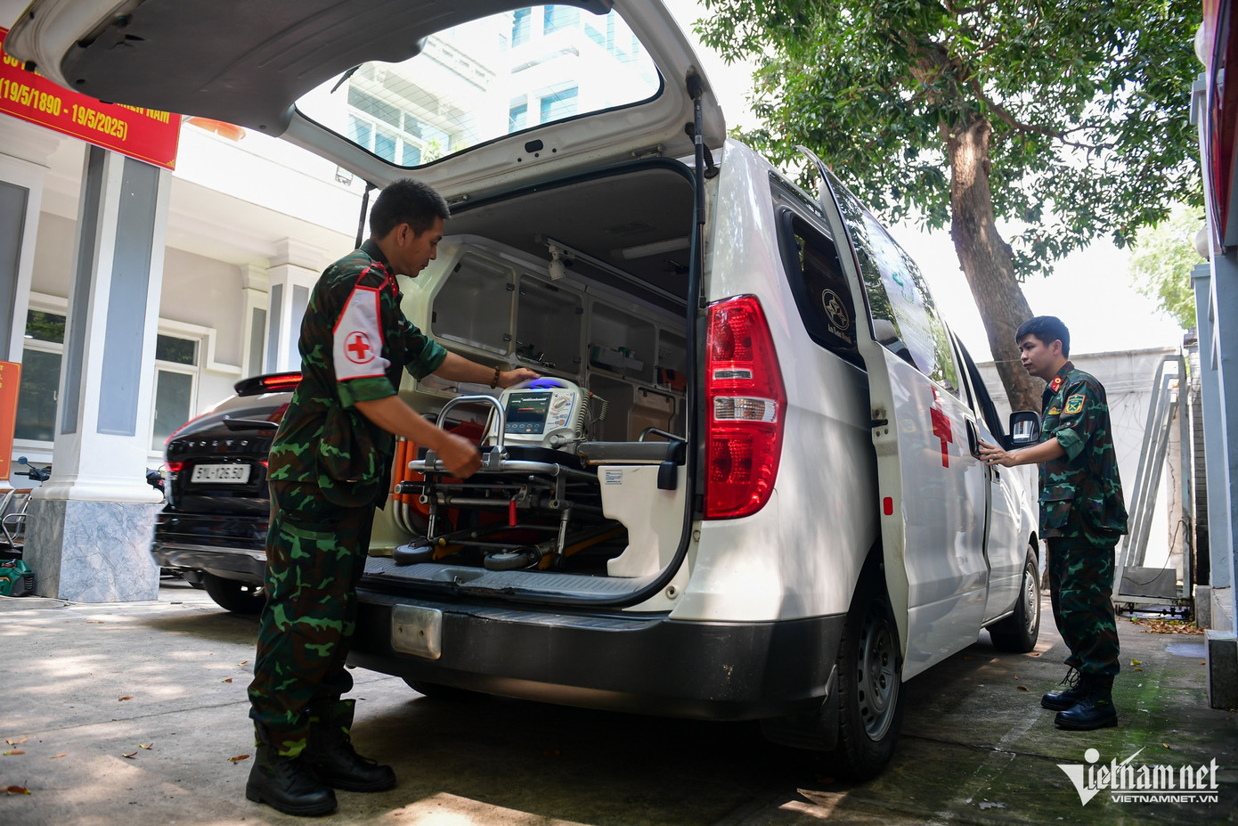 Có 1 xe cứu thương tại chỗ và hơn 20 xe dọc khu khán đài hỗ trợ tăng cường vận chuyển bệnh nhân khi cần. Ngoài ra, suốt dọc các tuyến đi diễu binh diễu hành, luôn có lực lượng y tế ứng trực trong ngày đại lễ 30/4. Bệnh viện Quân Y 175 cũng phối hợp với Bộ Y tế, Cục Quân Y và Sở Y tế TPHCM xây dựng các mạng lưới cấp cứu 115, các mạng lưới cấp cứu về các bệnh viện quân y, các bệnh viện của thành phố, bao gồm Bệnh viện Chợ Rẫy, Bệnh viện Quân y 175 hoặc các bệnh viện tuyến như Bệnh viện Nhân dân 115, Bệnh viện Nhân dân Gia Định, các bệnh viện khu vực gần khán đài như bệnh viện Quận 1.