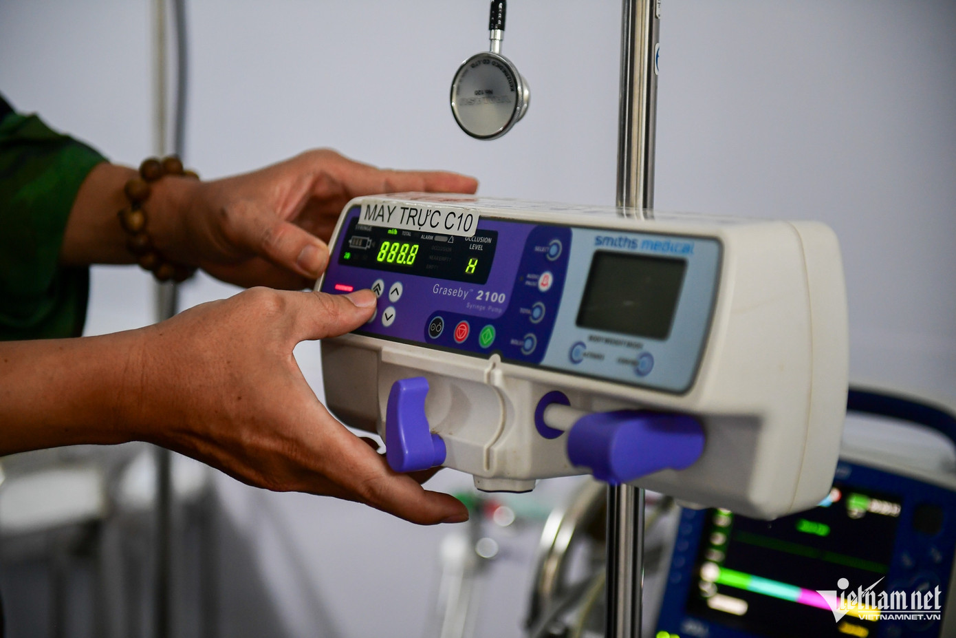 Ngoài ra, tại trạm y tế dã chiến cũng có đầy đủ các vật dụng để cấp cứu chấn thương từ đơn giản đến phức tạp, như bong gân, gãy xương cho đến chấn thương phức tạp với chấn thương ngực, chấn thương bụng. Hiện tại có tổ phẫu thuật cứu chữa cơ bản tăng cường, vì vậy có khả năng phẫu thuật tại chỗ.