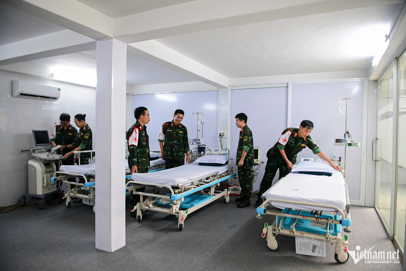 Bên trong phòng hồi sức cấp cứu dã chiến của Bệnh viện Quân Y 175 phục vụ diễu binh, diễu hành dịp lễ 30/4, các bác sĩ, điều dưỡng đang khẩn trương kiểm tra lại những thiết bị, sẵn sàng nhận nhiệm vụ mọi lúc.