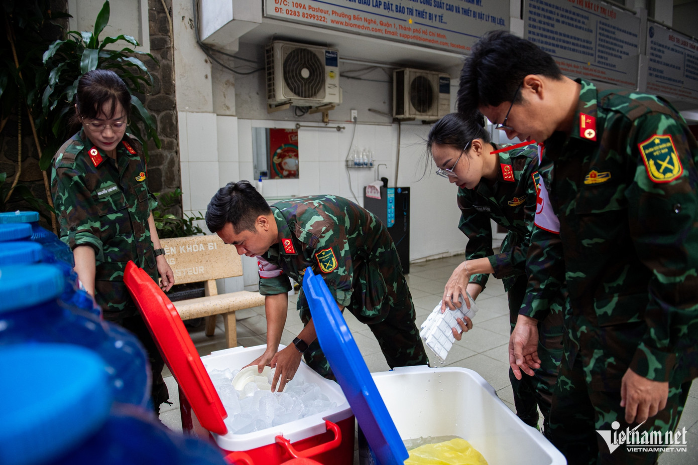 Các bác sĩ, điều dưỡng chuẩn bị nước chanh cho bệnh nhân và những trường hợp say nắng, say nóng.