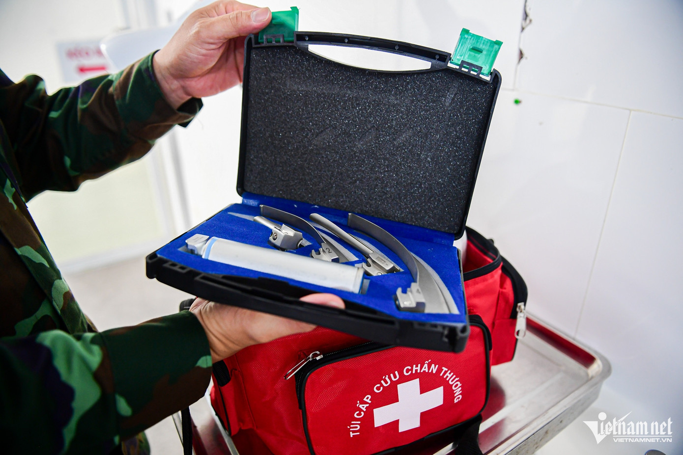 Đại tá, Bác sĩ chuyên khoa II Vũ Đình Ân, Chủ nhiệm phụ trách khoa Hồi sức tích cực, nói: "Chúng tôi tổ chức như một bệnh viện mini dã chiến tại chỗ, sẵn sàng xử lý những vấn đề, tình huống xảy ra".