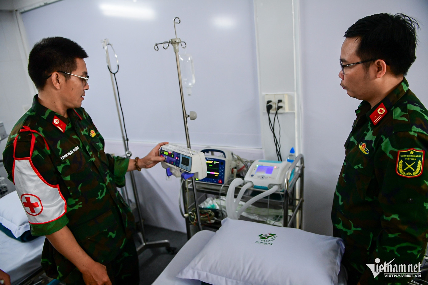 Ngoài ra, tại trạm y tế dã chiến cũng có đầy đủ các vật dụng để cấp cứu chấn thương từ đơn giản đến phức tạp, như bong gân, gãy xương cho đến chấn thương phức tạp với chấn thương ngực, chấn thương bụng. Hiện tại có tổ phẫu thuật cứu chữa cơ bản tăng cường, vì vậy có khả năng phẫu thuật tại chỗ.