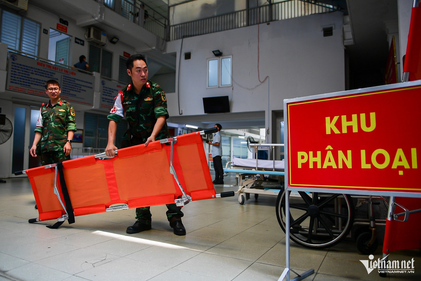 Tại trạm y tế dã chiến, trước khi được đưa đến khu điều trị, người bệnh sẽ được đánh giá tại khu phân loại. Những trường hợp nặng sẽ nhanh chóng chuyển sang khu vực hồi sức cấp cứu chuyên sâu. Quy trình cấp cứu, điều trị được bố trí thuận tiện nhằm đảm bảo tiếp cận y tế nhanh nhất.