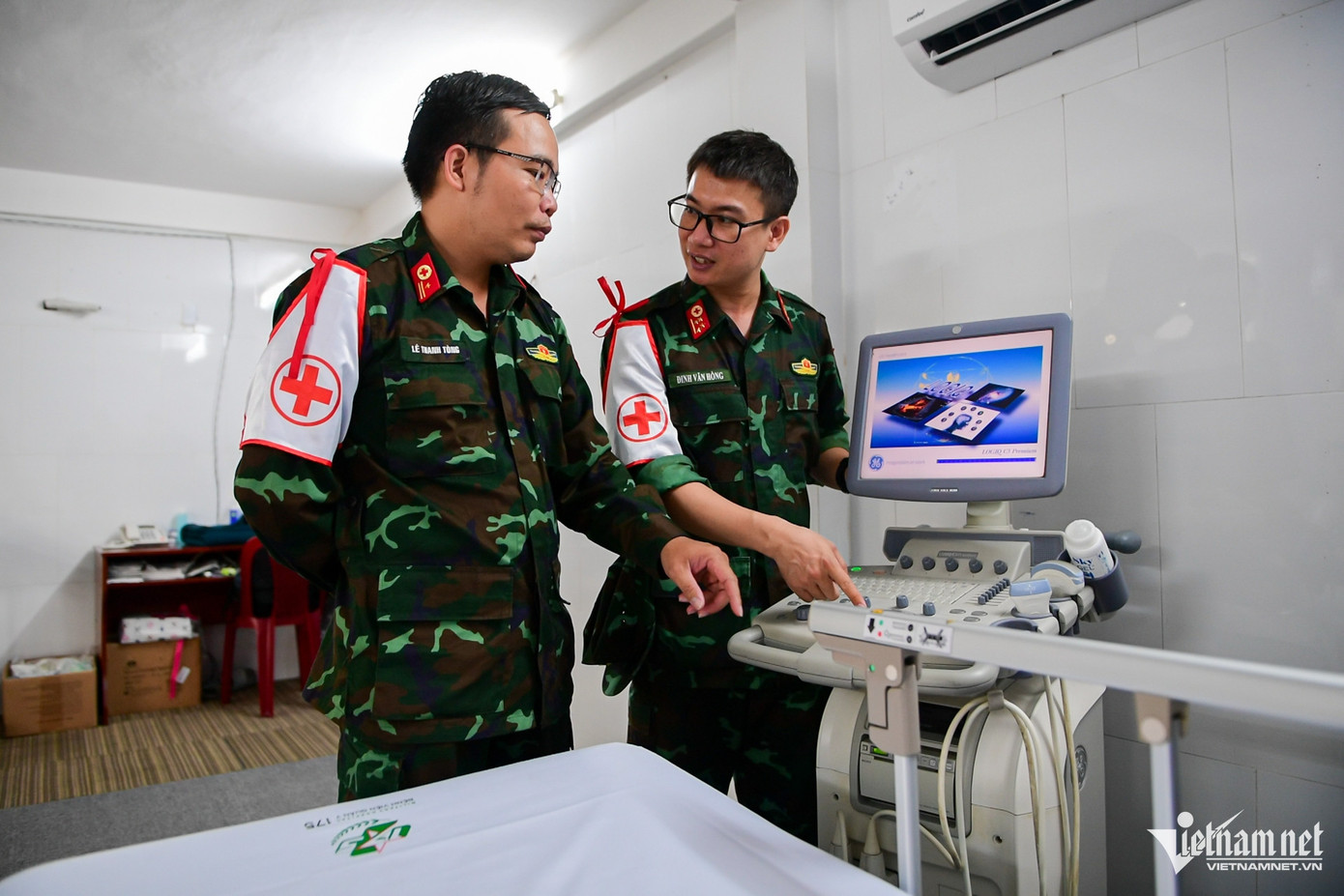 Tổ quân y chia thành 3 khu vực. Ê-kíp đầu tiên ứng trực tại 12 lều y tế dọc tuyến đường Lê Duẩn và khu vực khán đài để đảm bảo cấp cứu cho các chiến sĩ và người tham gia diễu binh, diễu hành khi cần. Ê-kíp thứ hai gồm 5 người (2 bác sĩ, 2 điều dưỡng và 1 tài xế), ứng trực bên xe cứu thương dã chiến hiện đại. Khu vực thứ 3 là trạm y tế dã chiến tại Viện Vật lý Y sinh học gần khán đài, với giường bệnh, vận hành hệ thống tiếp nhận, phân loại và sàng lọc bệnh nhân ngay tại chỗ.