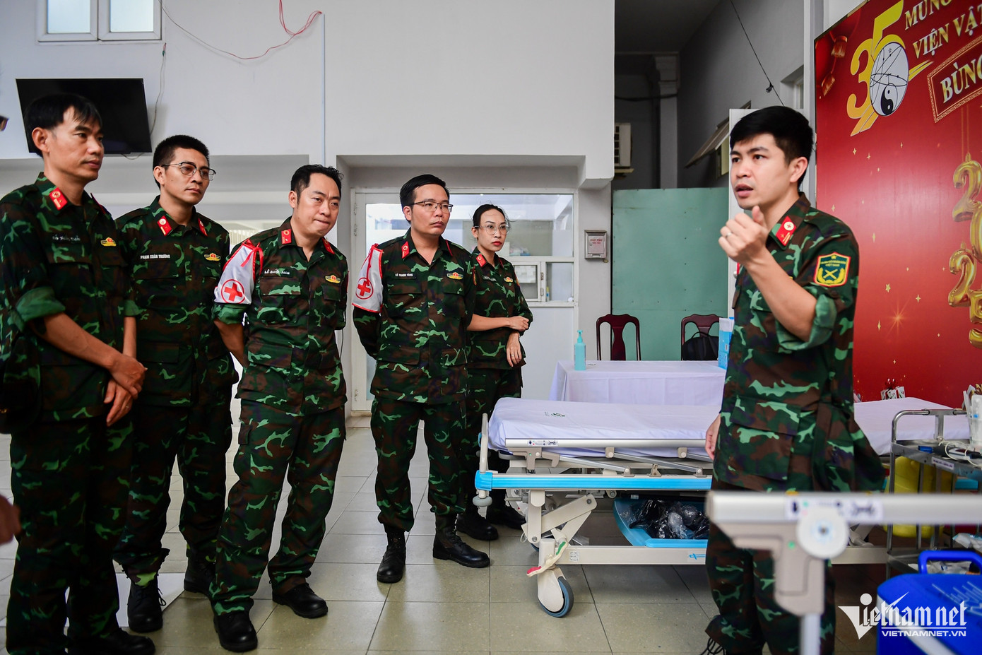 Để đảm bảo phục vụ công tác y tế cho chuỗi hoạt động kỷ niệm 50 năm thống nhất đất nước, tổ quân y đặc biệt của Bệnh viện Quân Y 175 (Bộ Quốc phòng) đã được triển khai, bảo đảm sức khỏe cho những vị khách và người dân trong suốt thời gian diễn ra lễ duyệt binh, diễu hành. Các nhân viên y tế tham gia nhiệm vụ lần này đều là bác sĩ, điều dưỡng từng tham gia các nhiệm vụ đặc biệt như: Tham gia bệnh viện dã chiến cấp 2 Gìn giữ hòa bình Liên Hợp Quốc tại Nam Sudan; đảm bảo quân y cho các hội nghị quốc tế; diễn tập quân sự 3 nước Việt Nam - Lào - Campuchia...